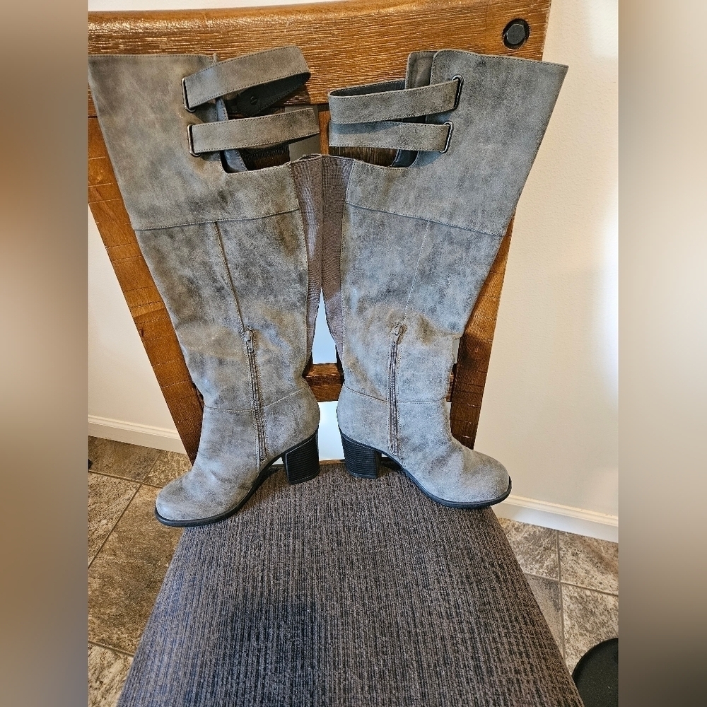 NWT WOMEN'S GREY DISTRESSED DOUBLE STRAP OVER THE KNEE HEELED BOOTS SIZE 8W